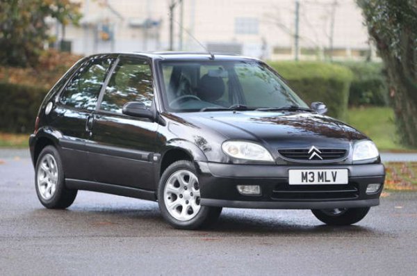 Споделяйки същата платформа като пъргавия Peugeot 106, Saxo VTR на Citroеn може и да е играл втора цигулка след по-мощния си брат VTS. Но за млади шофьори той беше истинска благодат заради по-ниските разходи.
С тегло от едва 935 кг, той беше забавен за шофиране. Неговият 1,6-литров двигател с осем клапана беше достатъчен за спринт под 10 секунди до стотака и максимална скорост от 193 км в час. Производството на VTR и VTS моделите приключи през 2003 година.